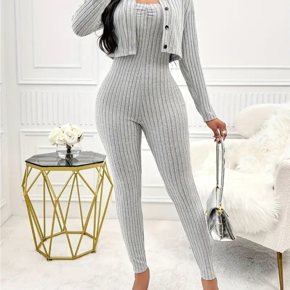 Off brand , size small, all grey . A two piece and very soft